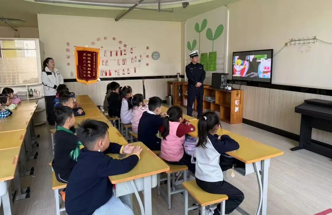 故城县公安局交通管理大队:萌娃学交规 安全伴成长 故城县公安局交通管理大队:萌娃学交规 安全伴成长